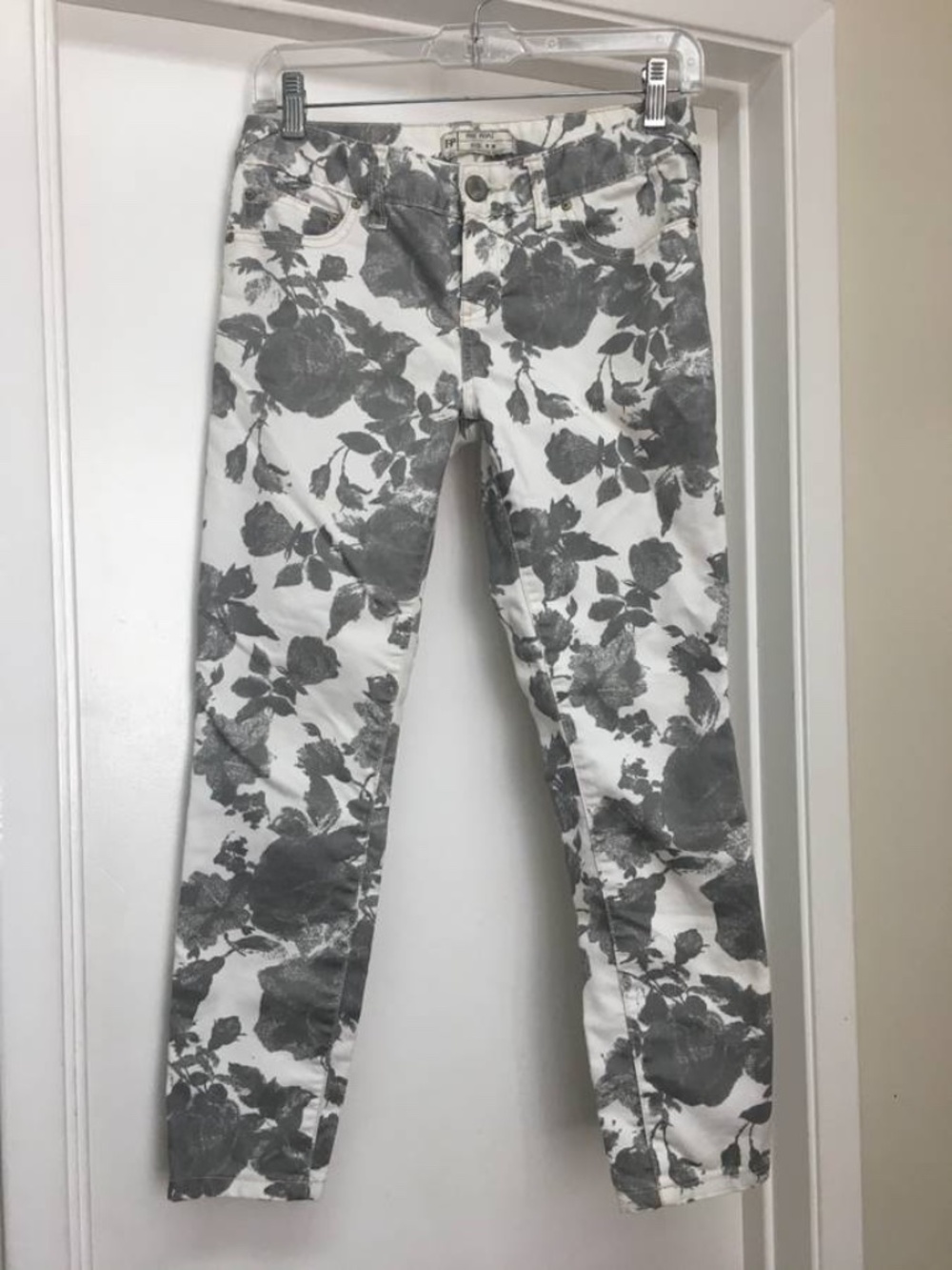 Free People Gray White Floral Jeans EUC